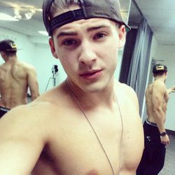 Cody Christian, con gorra, luce torso desnudo