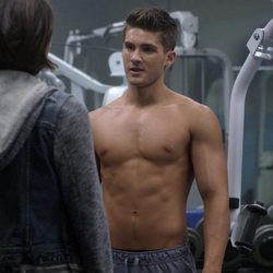 Cody Christian, con el torso desnudo, en la serie 'Teen Wolf'