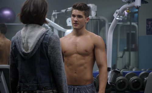 Cody Christian, con el torso desnudo, en la serie 'Teen Wolf'