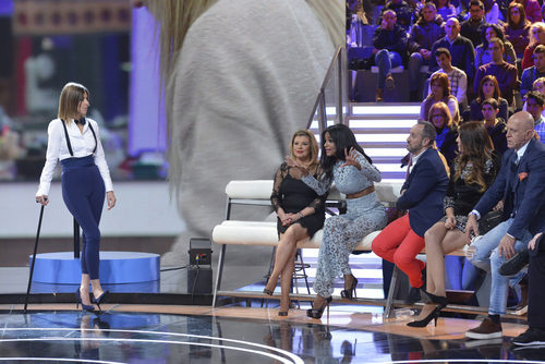 Sandra Barneda y algunos colaboradores en el primer debate de 'GH VIP 5'