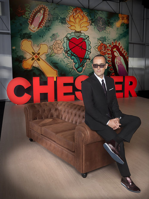 Risto Mejide apoyado en el chéster del nuevo 'Chester in Love'