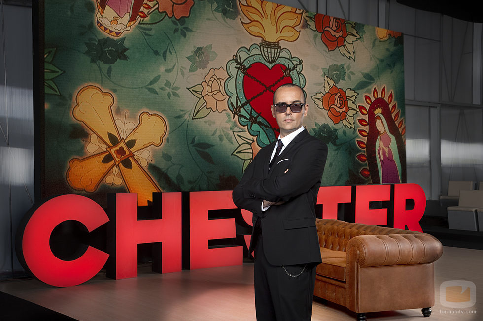 Risto con los brazos cruzados promociona 'Chester in Love'