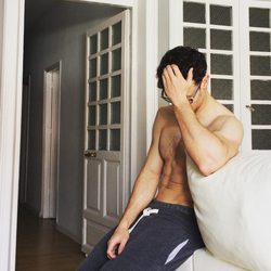 César Toral, Escaleto, desnudo y marcando abdominales