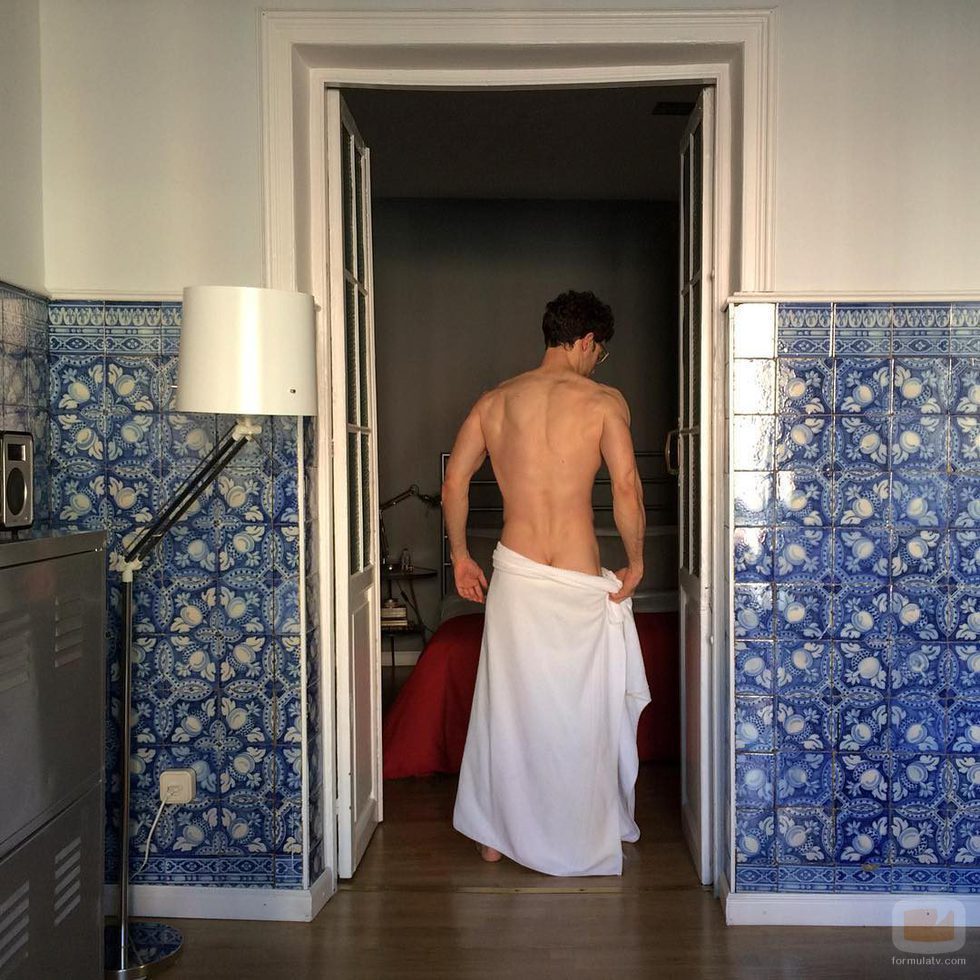 César Toral, Escaleto en 'Sálvame', posa desnudo, solo tapado por una toalla
