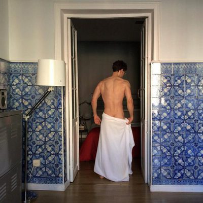César Toral, Escaleto en 'Sálvame', posa desnudo, solo tapado por una toalla