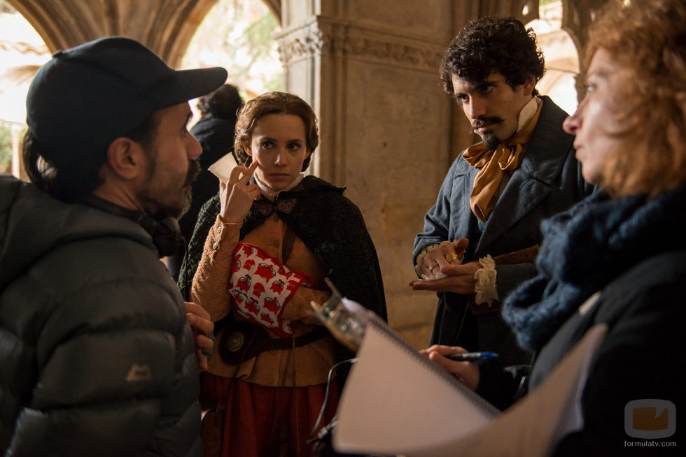 Aura Garrido y Tamar Novas, muy concentrados en el rodaje de la T3 de 'El Ministerio del Tiempo'