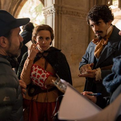 Aura Garrido y Tamar Novas, muy concentrados en el rodaje de la T3 de 'El Ministerio del Tiempo'