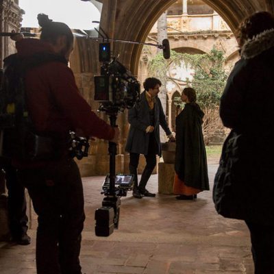 Amelia Folch y Gustavo Adolfo Bécquer se encuentran en 'El Ministerio del Tiempo'