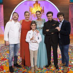 Paula posa como ganadora de 'MasterChef Junior 4' junto con la presentadora y el jurado de programa