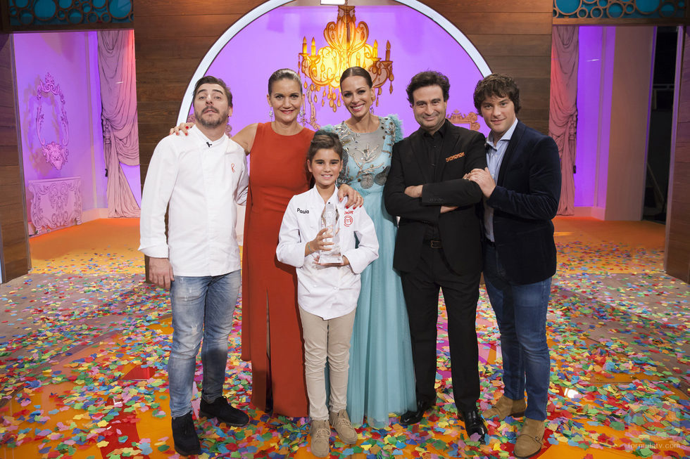 Paula posa como ganadora de 'MasterChef Junior 4' junto con la presentadora y el jurado de programa