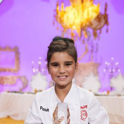 Paula consigue el trofeo  de vencedora de 'MasterChef Junior 4'