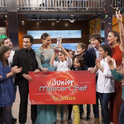 Paula posando con el cheque y el trofeo de ganadora de 'MasterChef Junior 4'