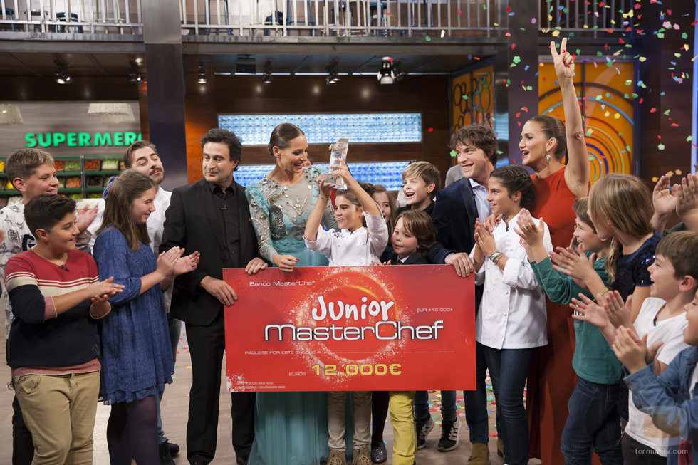 Paula posando con el cheque y el trofeo de ganadora de 'MasterChef Junior 4'