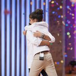 Paula emocionada abrazando a Paloma tras proclamarse ganadora de 'MasterChef Junior 4'