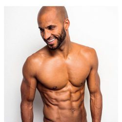 Ricky Whittle desnudo para su calendario 