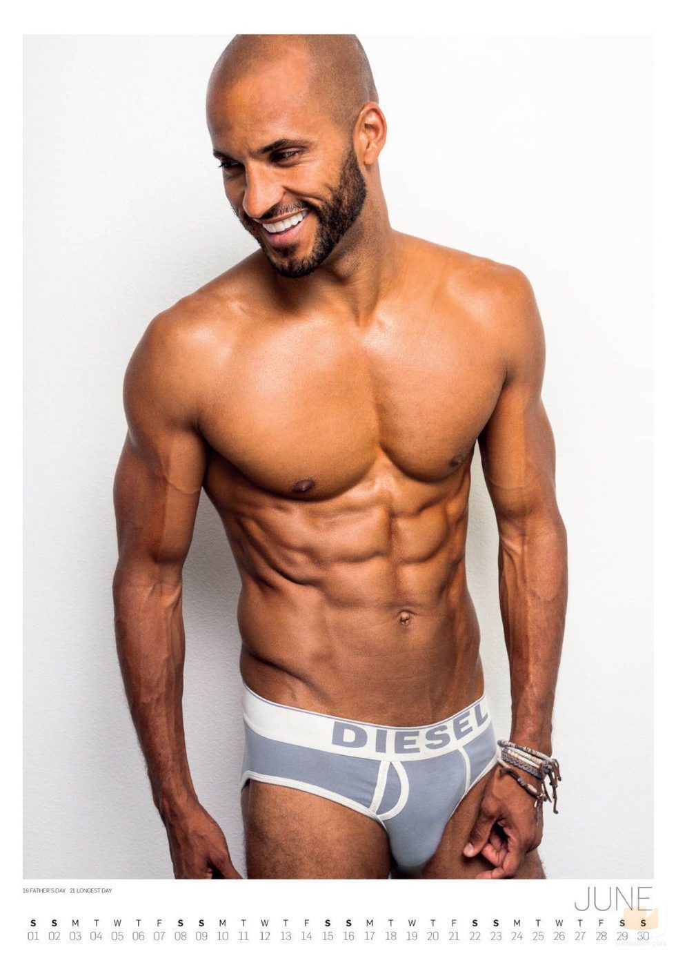 Ricky Whittle desnudo para su calendario 