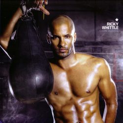 Ricky Whittle marca sus abdominales para su calendario