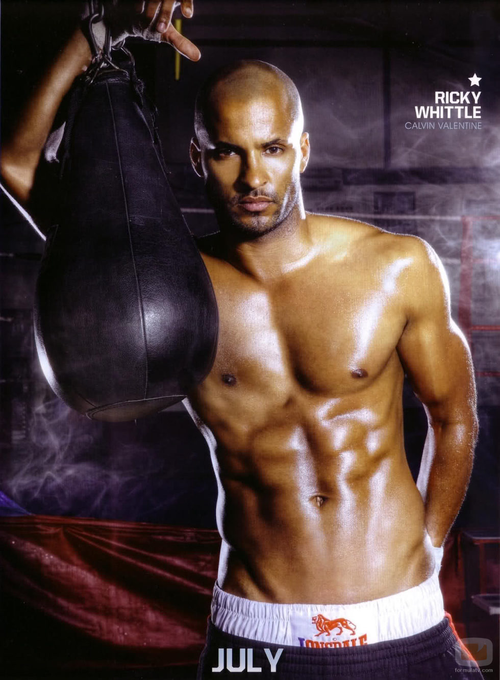 Ricky Whittle marca sus abdominales para su calendario