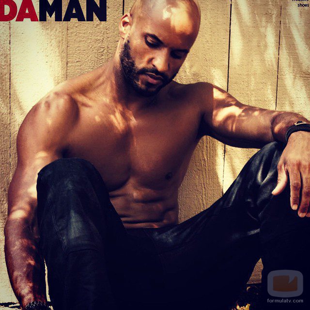 Ricky Whittle posa semidesnudo para la revista DA MAN