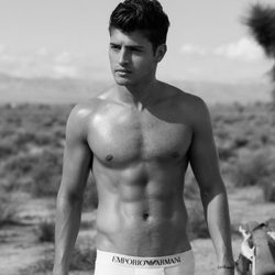 Gregg Sulkin, desnudo, muestra sus abdominales en blanco y negro