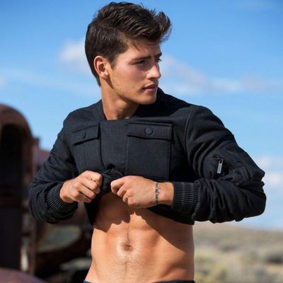 Gregg Sulking se desnuda y luce sus abdominales