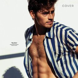 Gregg Sulkin posa desnudo para la revista GT