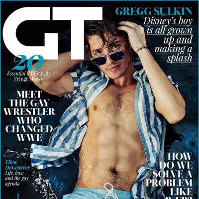 Gregg Sulkin deja al descubierto su torso