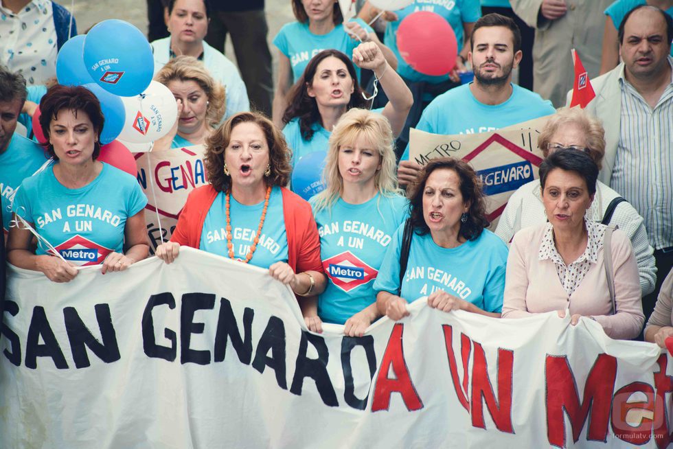 Los vecinos de San Genaro reciben a Tierno Galván en el segundo capítulo de la 18ª temporada de 'Cuéntame cómo pasó'