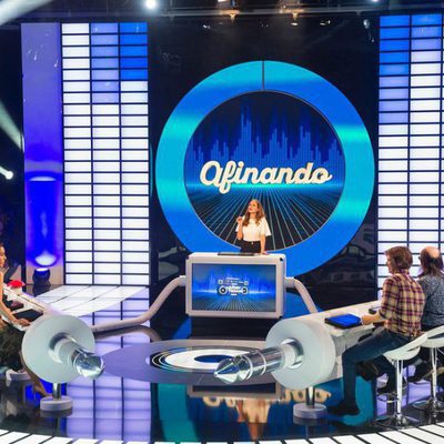 Eva González junto los ocho invitados del primer programa de 'El gran reto musical'