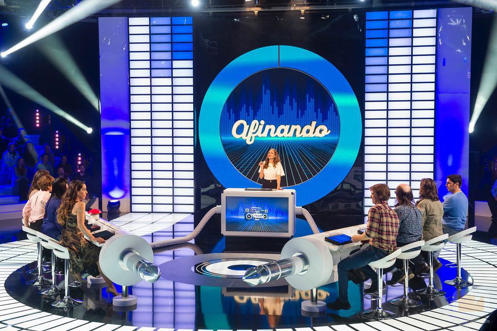 Eva González junto los ocho invitados del primer programa de 'El gran reto musical'