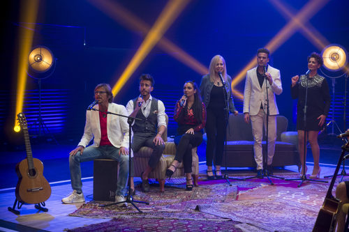 Alejandro, Marco, Elettra, Emma, Sergio y Alyson cantando en cuarta gala de 'GH VIP 5'