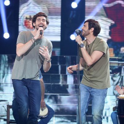 David Guapo junto a Álvaro Soler interpretando su tema "Sofía" en la decimosegunda gala de 'Tu cara me suena'