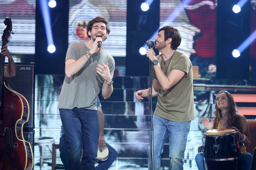 David Guapo junto a Álvaro Soler interpretando su tema "Sofía" en la decimosegunda gala de 'Tu cara me suena'