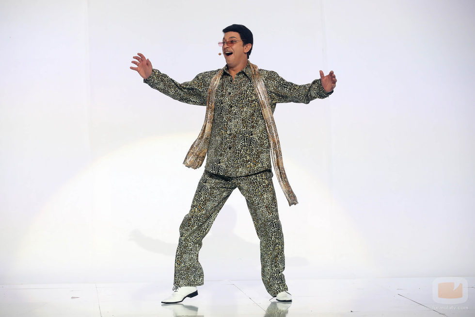 Arturo Valls se atreve con Pikotaro en la decimosegunda gala de 'Tu cara me suena'