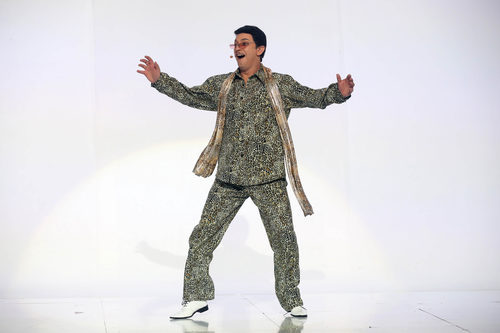 Arturo Valls se atreve con Pikotaro en la decimosegunda gala de 'Tu cara me suena'