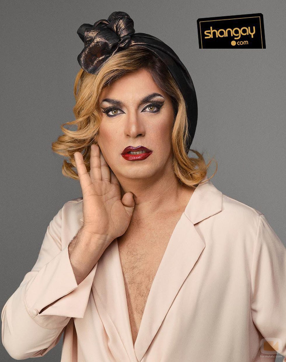 Arturo Valls, más seductor que nunca, luce maquillaje y peluca 