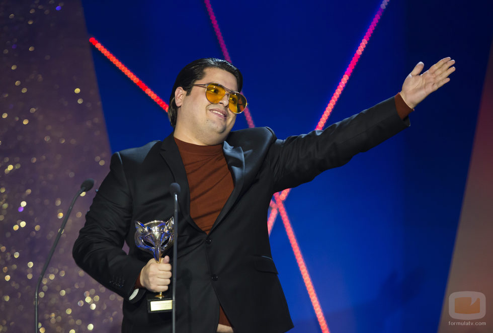 Brays Efe con el galardón de Mejor Actor Protagonista de serie de los Premios Feroz 2017