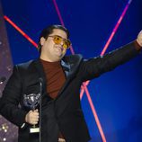 Brays Efe con el galardón de Mejor Actor Protagonista de serie de los Premios Feroz 2017