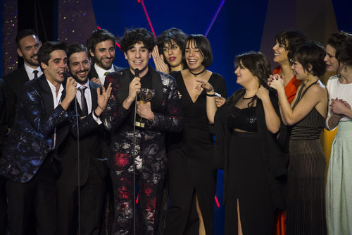 Javier Calvo y Javier Ambrossi recogiendo el premio de Mejor Serie de Comedia en los Premios Feroz 2017