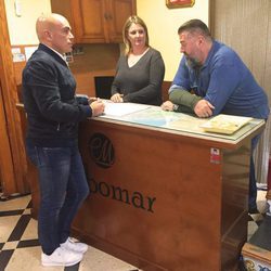 Kike Sarasola escucha atentamente a los propietarios en 'Este hotel es un infierno'