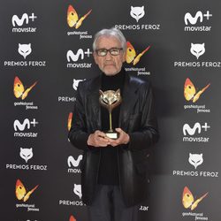 José Sacristán con su galardón en la alfombra roja de los Premios Feroz 2017