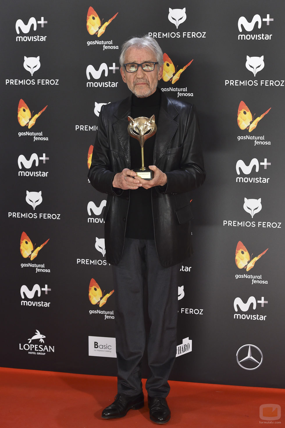 José Sacristán con su galardón en la alfombra roja de los Premios Feroz 2017