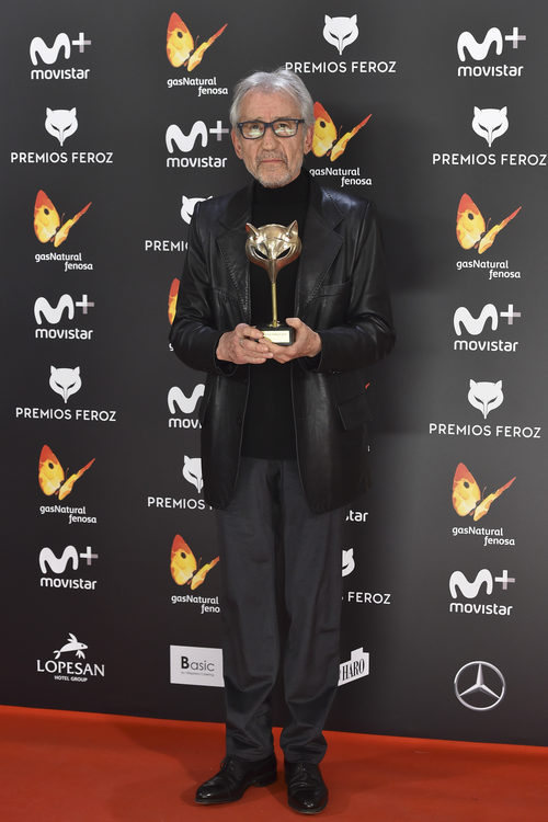 José Sacristán con su galardón en la alfombra roja de los Premios Feroz 2017