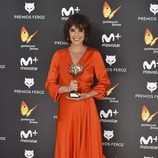 Belén Cuesta sostiene su galardón en la alfombra roja de los Premios Feroz 2017