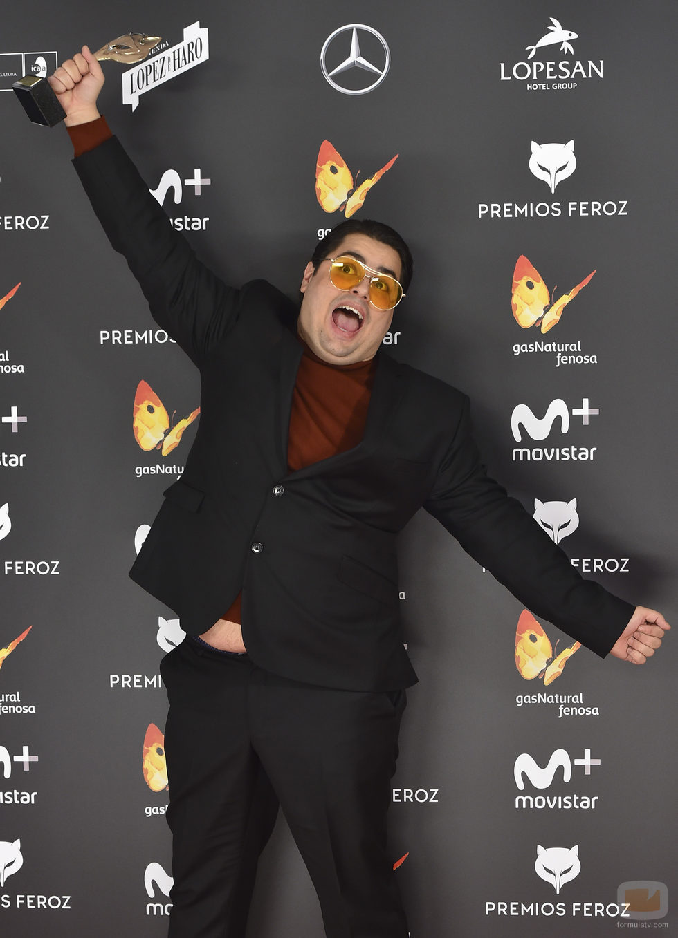Brays Efe posa feliz con su galardón en la alfombra roja de los Premios Feroz 2017