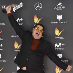 Brays Efe posa feliz con su galardón en la alfombra roja de los Premios Feroz 2017