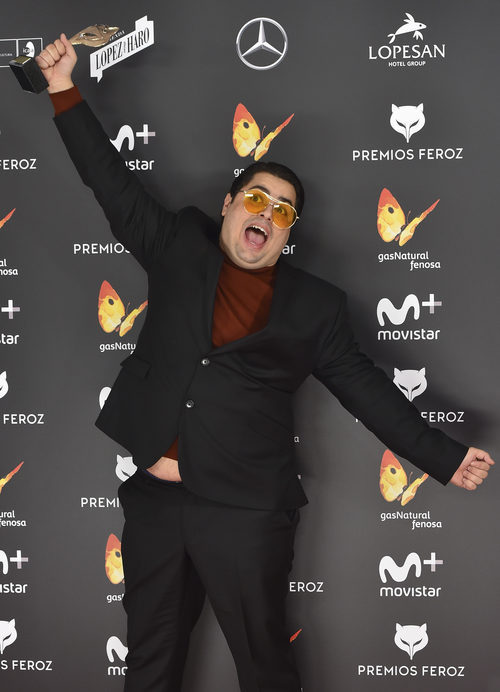 Brays Efe posa feliz con su galardón en la alfombra roja de los Premios Feroz 2017