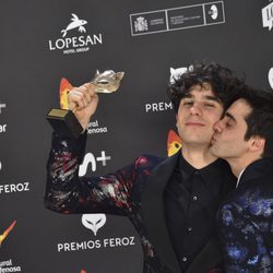 Javier Ambrossi besa a Javier Calvo en la alfombra roja de los Premios Feroz 2017