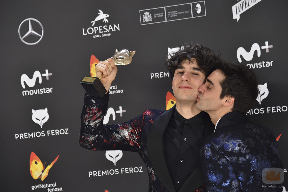 Javier Ambrossi besa a Javier Calvo en la alfombra roja de los Premios Feroz 2017