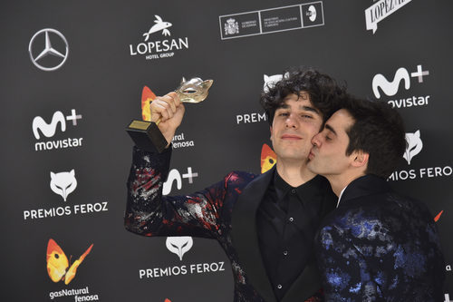 Javier Ambrossi besa a Javier Calvo en la alfombra roja de los Premios Feroz 2017